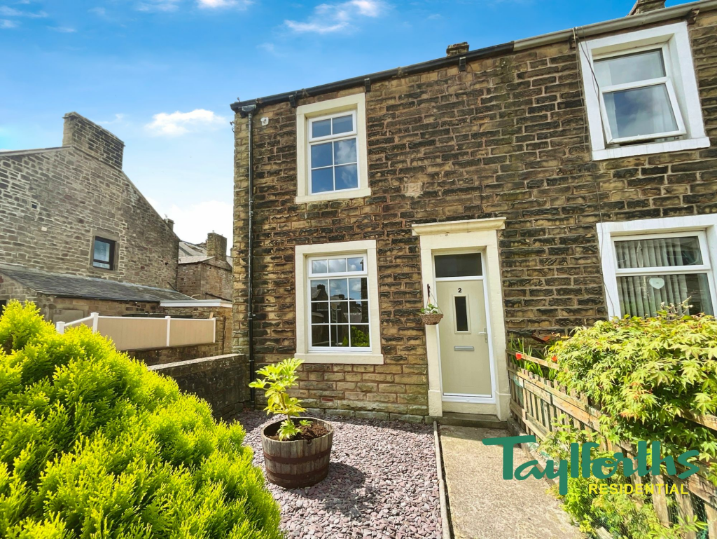 2 bedroom end of terrace house for sale in West Avenue, Barnoldswick, BB18
