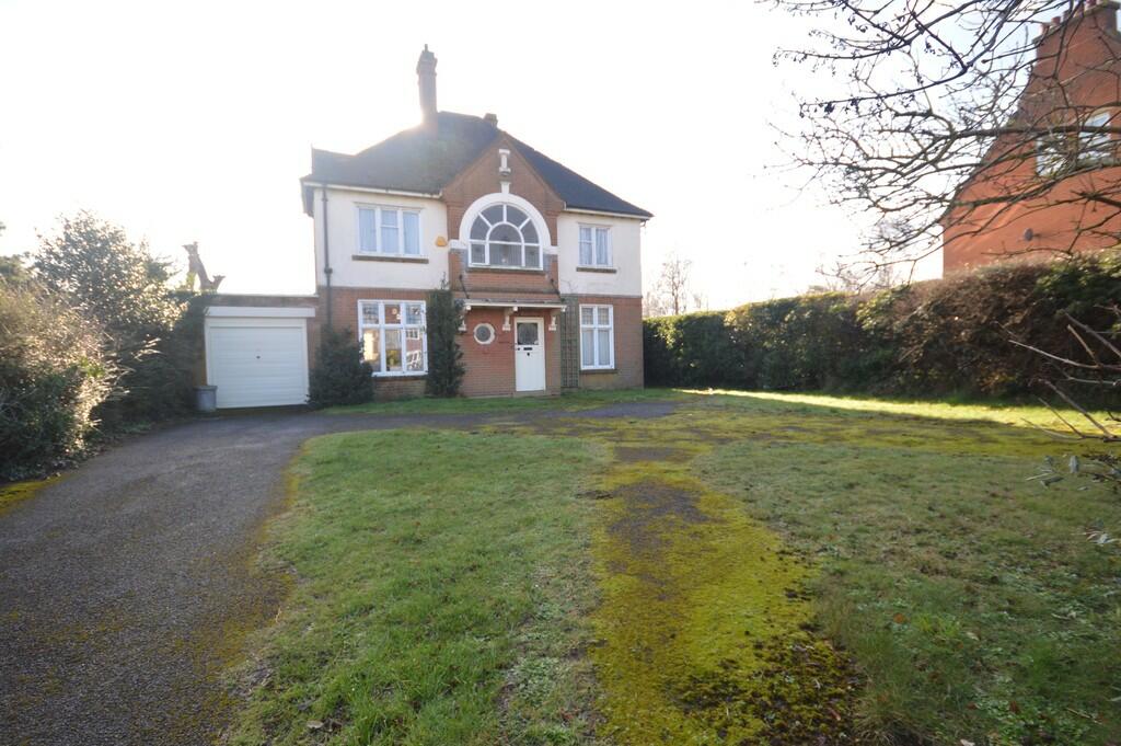 4 bedroom detached house for sale in Fronks Road, Dovercourt, Harwich, CO12