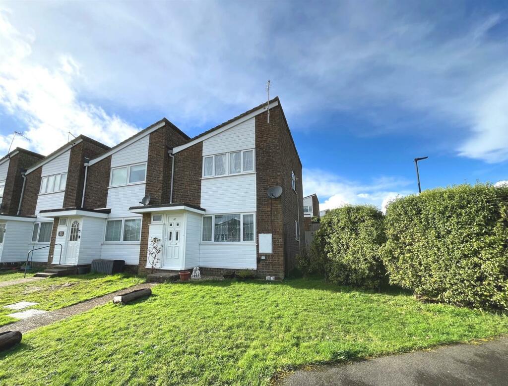 3 bedroom end of terrace house for sale in St. Edmunds Walk, Wootton