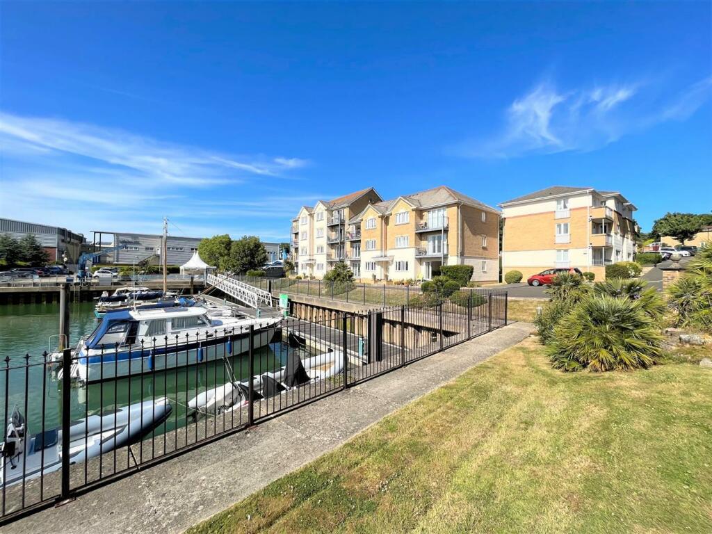 2 bedroom flat for sale in Medina View, East Cowes, PO32