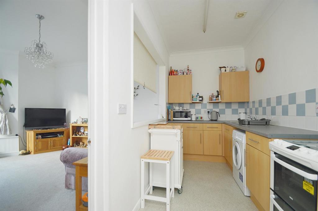 2 bedroom ground floor flat for sale in Central Town Location