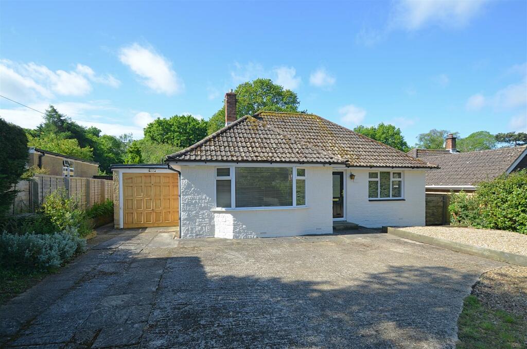 3 bedroom detached bungalow for sale in Chain Free * Winford, PO36