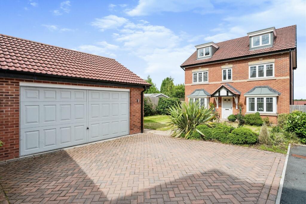 5 bedroom detached house for sale in Mottram Rise, Eccleston, St