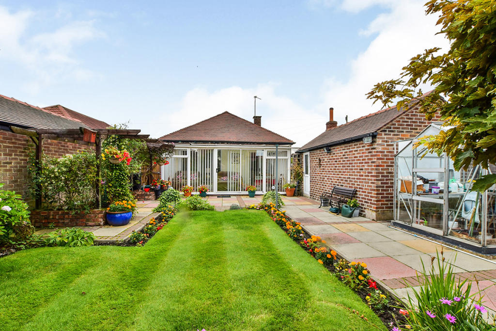 3 bedroom bungalow for sale in Wincham Road, Sale, Greater Manchester, M33