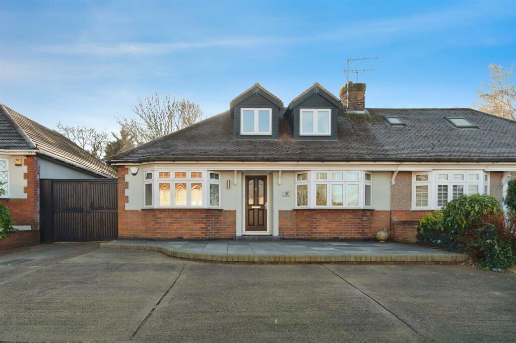 4 bedroom bungalow for sale in Purfleet Road, Aveley, RM15