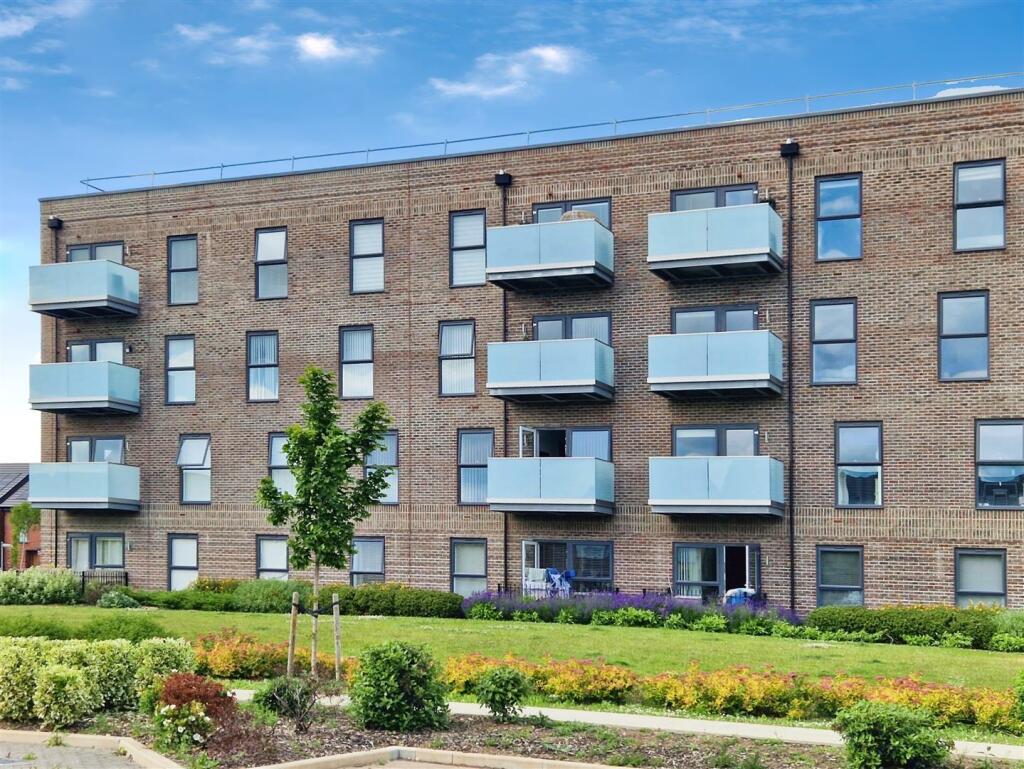 2 bedroom house for sale in Dovestone Close, West Thurrock, RM20