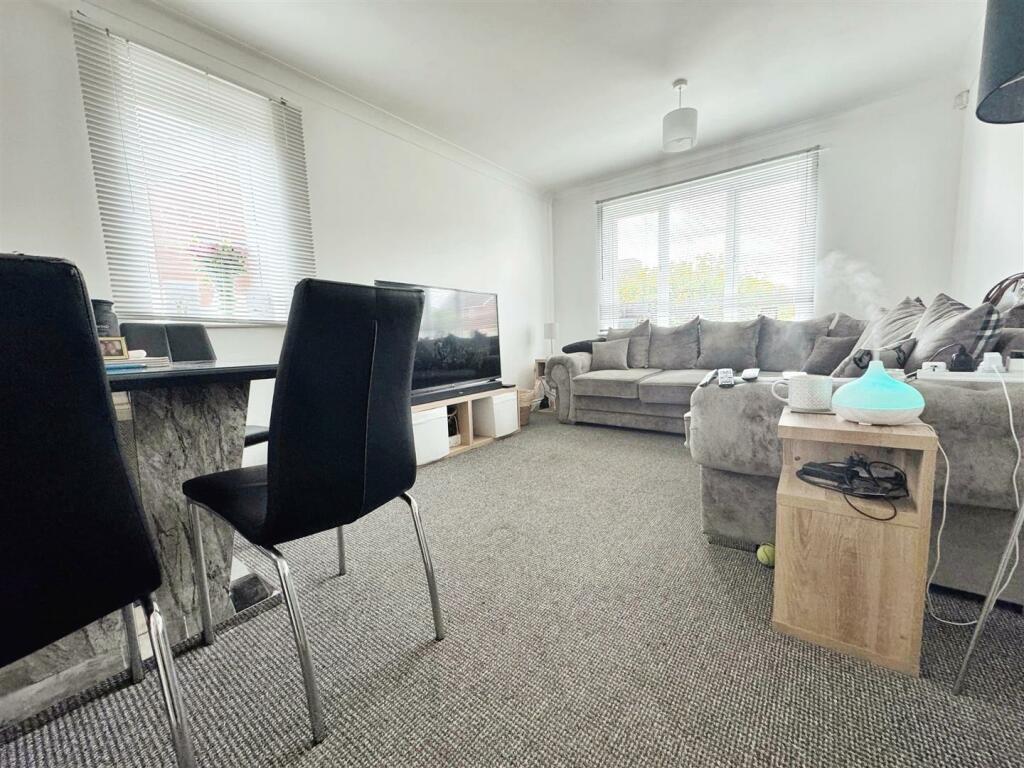 2 bedroom flat for rent in Worthing Close, Grays, RM17