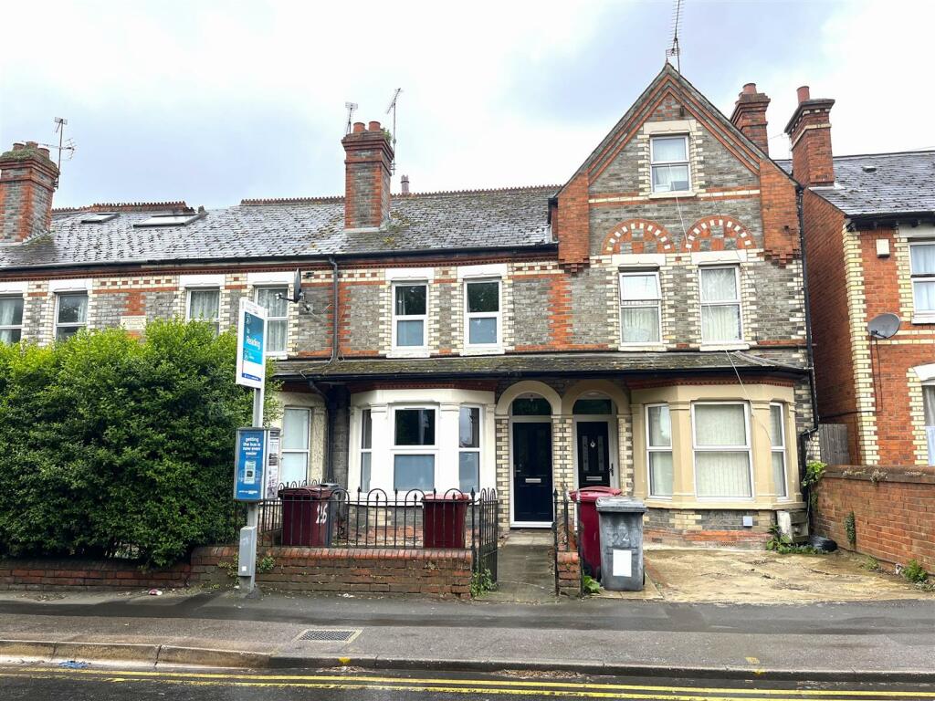 3 bedroom terraced house for sale in Basingstoke Road, Reading, RG2
