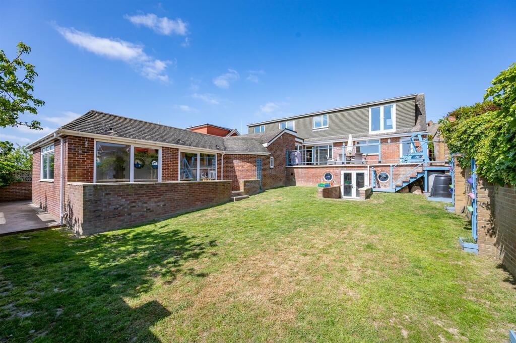 6 bedroom detached house for sale in Seaview Road, Newhaven, BN9