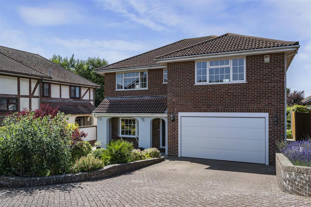 5 bedroom detached house