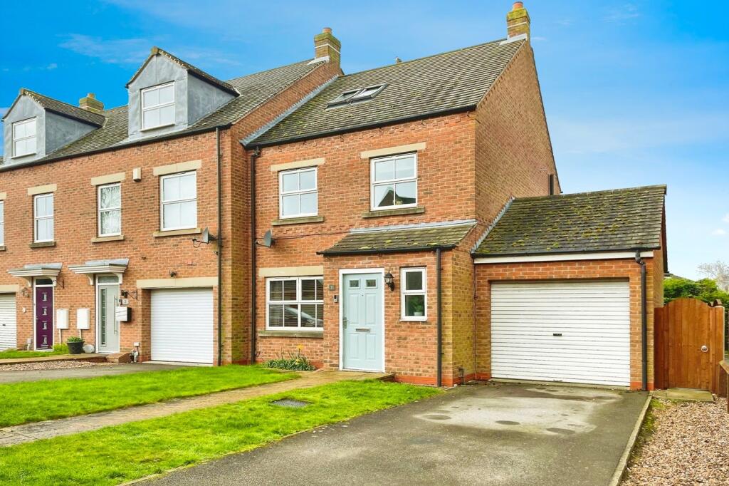 4 bedroom end of terrace house for sale in Whitley Farm Close, Whitley