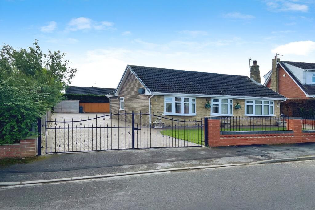 3 bedroom bungalow for sale in Saxon Close, Thorpe Willoughby, Selby, YO8