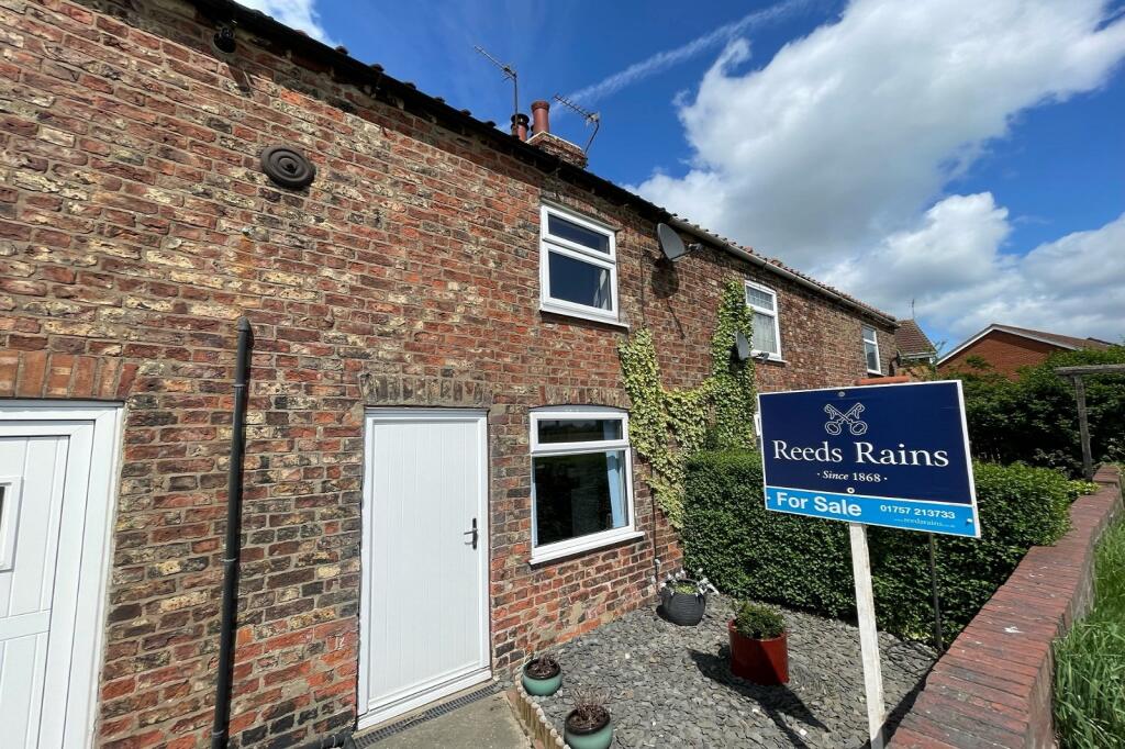 2 bedroom terraced house for sale in Victoria Terrace, North Duffield