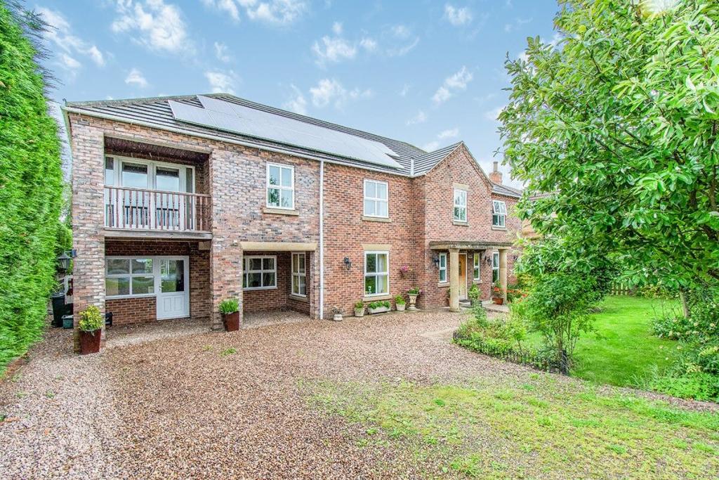 6 bedroom detached house for sale in Newland, Selby, YO8