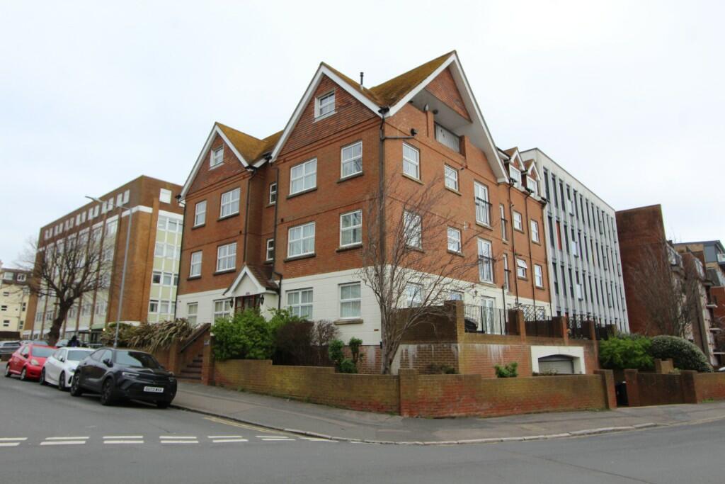 2 bedroom flat for rent in St. Leonards Road, Eastbourne, East Sussex, BN21