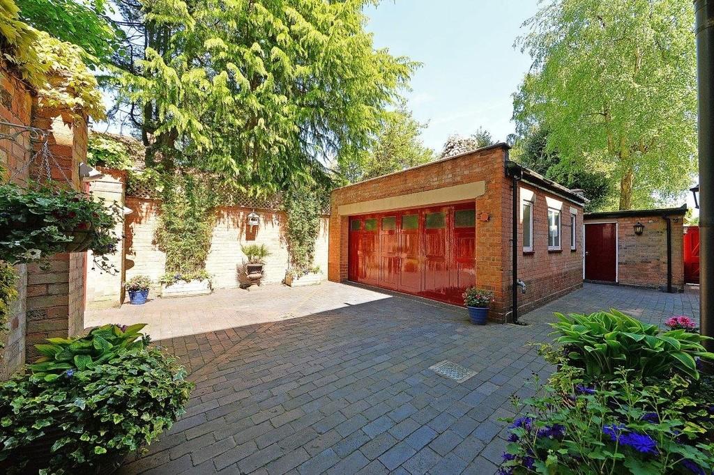 8 bedroom detached house for sale in Westfield Road, Edgbaston, B15
