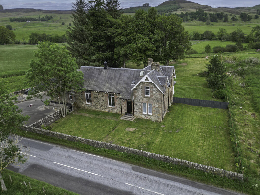 6 bedroom detached house