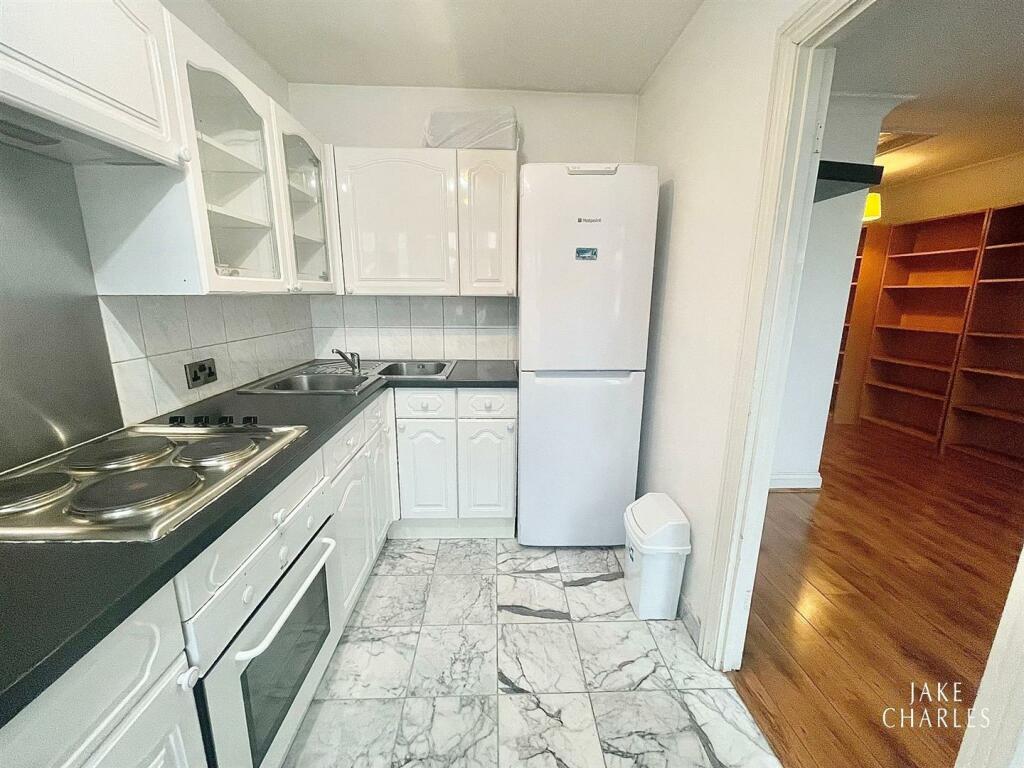 1 bedroom apartment for sale in Chase Side, London, N14