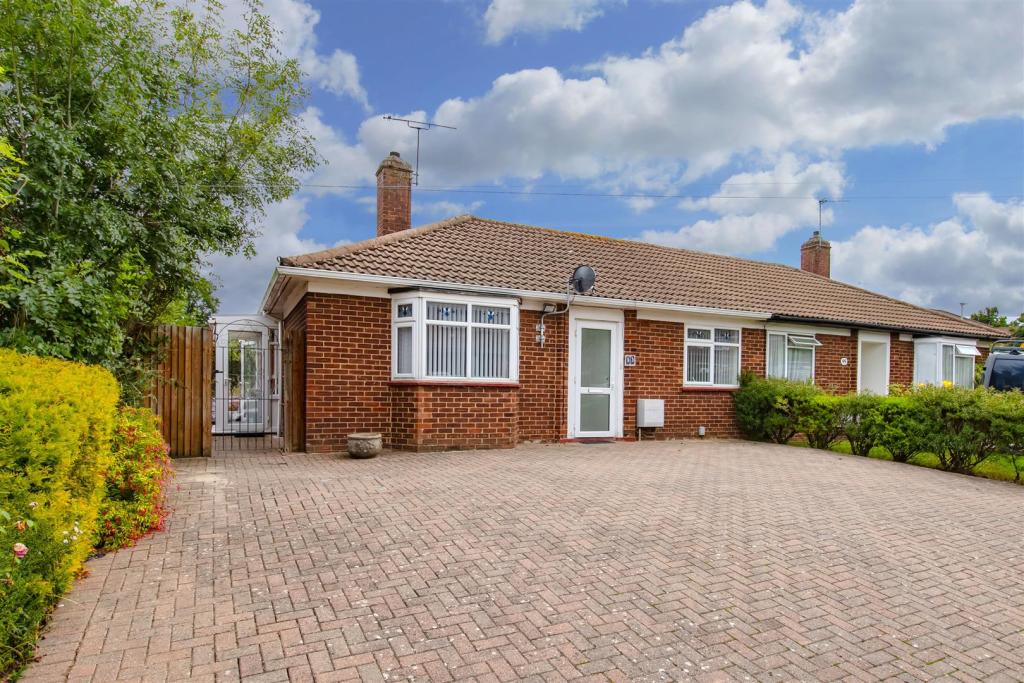 2 bedroom bungalow for sale in Cardinal Avenue, Borehamwood, WD6