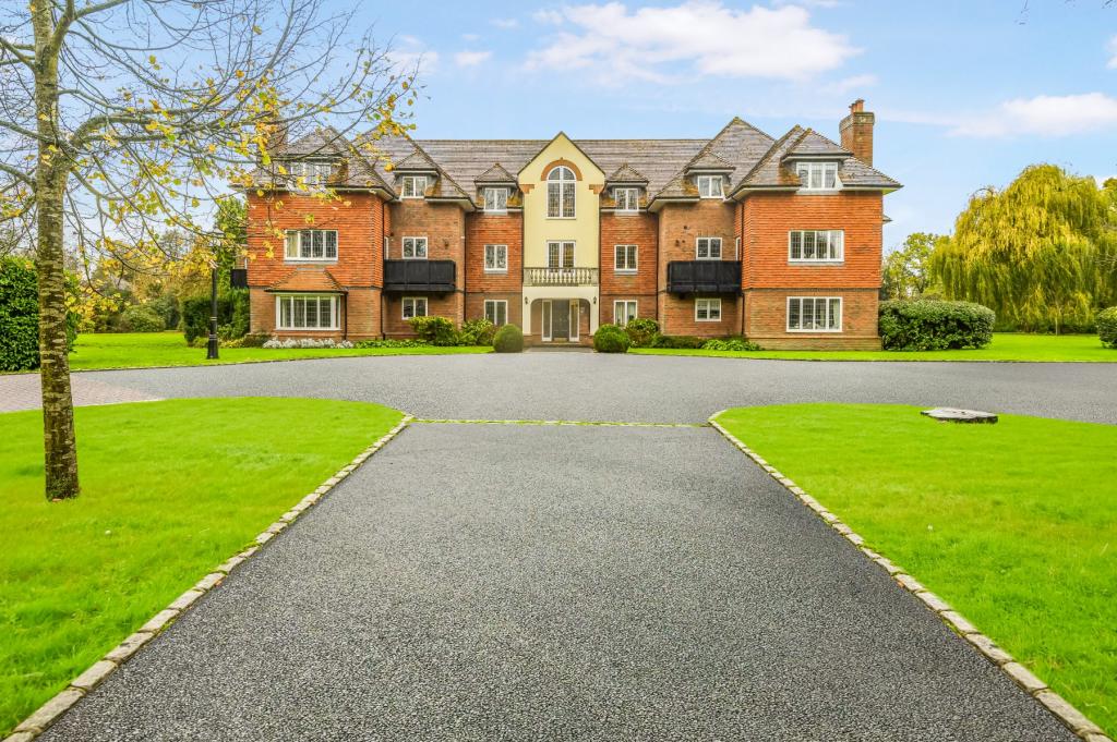 2 bedroom flat for sale in Pyrford Place, Pyrford Road, Pyrford, GU22