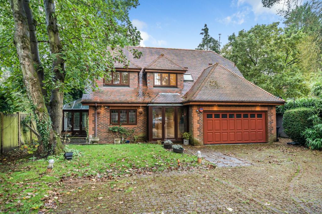 4 bedroom detached house for sale in Pyrford, Surrey, GU22