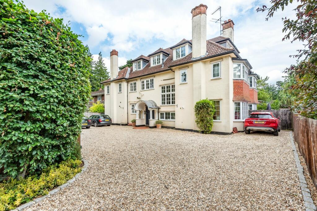 2 bedroom flat for sale in Blackdown Avenue, Pyrford, GU22