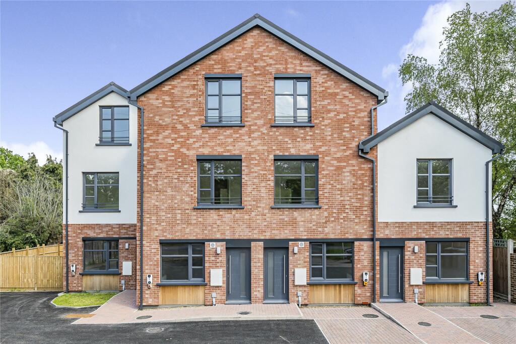 4 bedroom terraced house for sale in Byfleet Road, New Haw, Addlestone