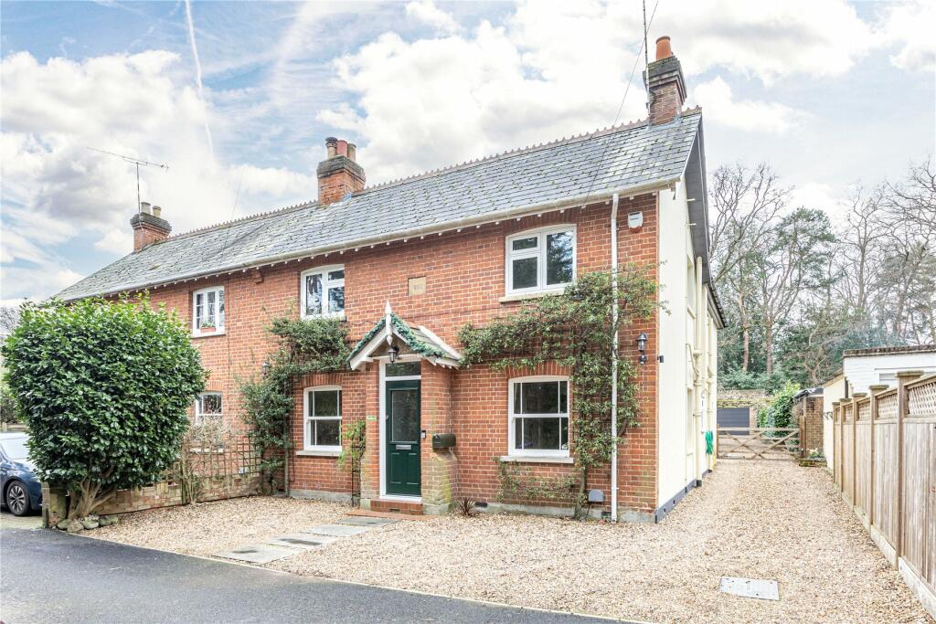 4 bedroom semidetached house for sale in Coldharbour Lane, Pyrford