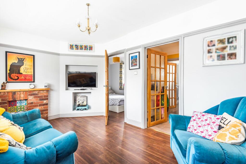 1 bedroom flat for sale in Birchwood Road, West Byfleet, Surrey, KT14