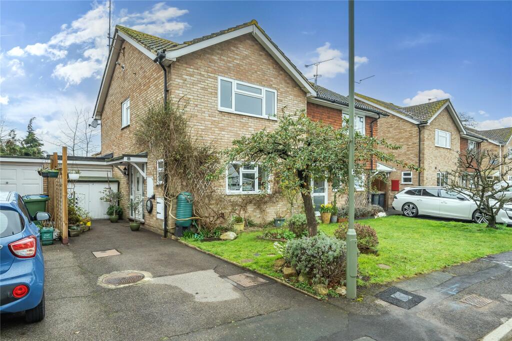 3 bedroom semidetached house for sale in Meadway Drive, New Haw