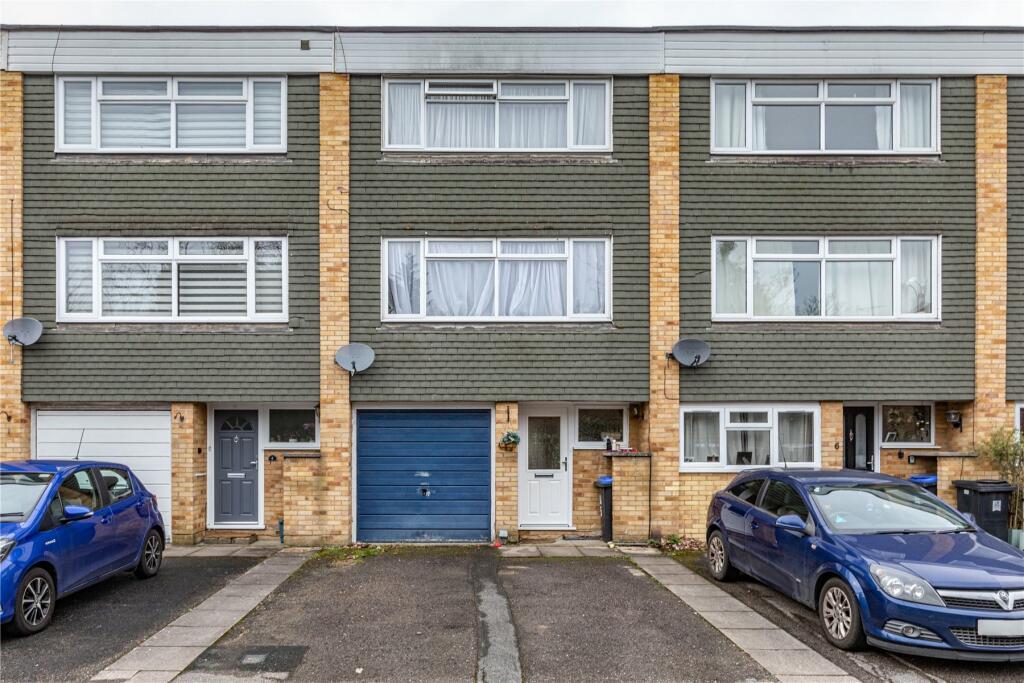 3 bedroom terraced house for sale in Knowle Gardens, West Byfleet