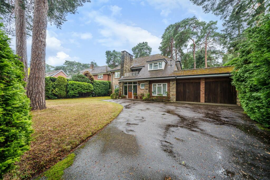 5 bedroom detached house for sale in Dean Close, Pyrford, GU22