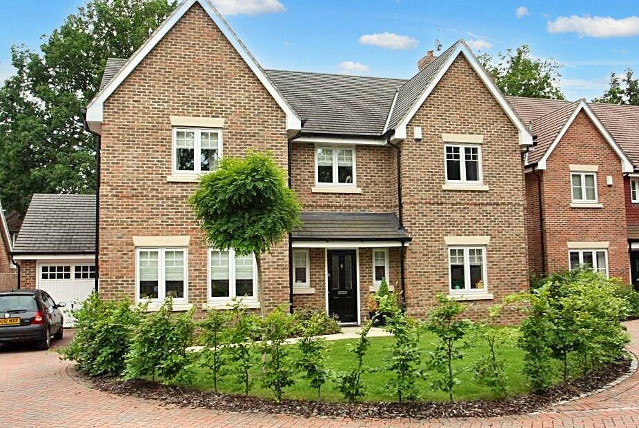 5 bedroom detached house for sale in Pinehurst Gardens, West Byfleet