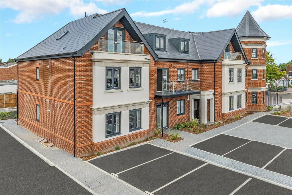 1 bedroom flat for sale in The Broadway, New Haw, Addlestone, Surrey, KT15