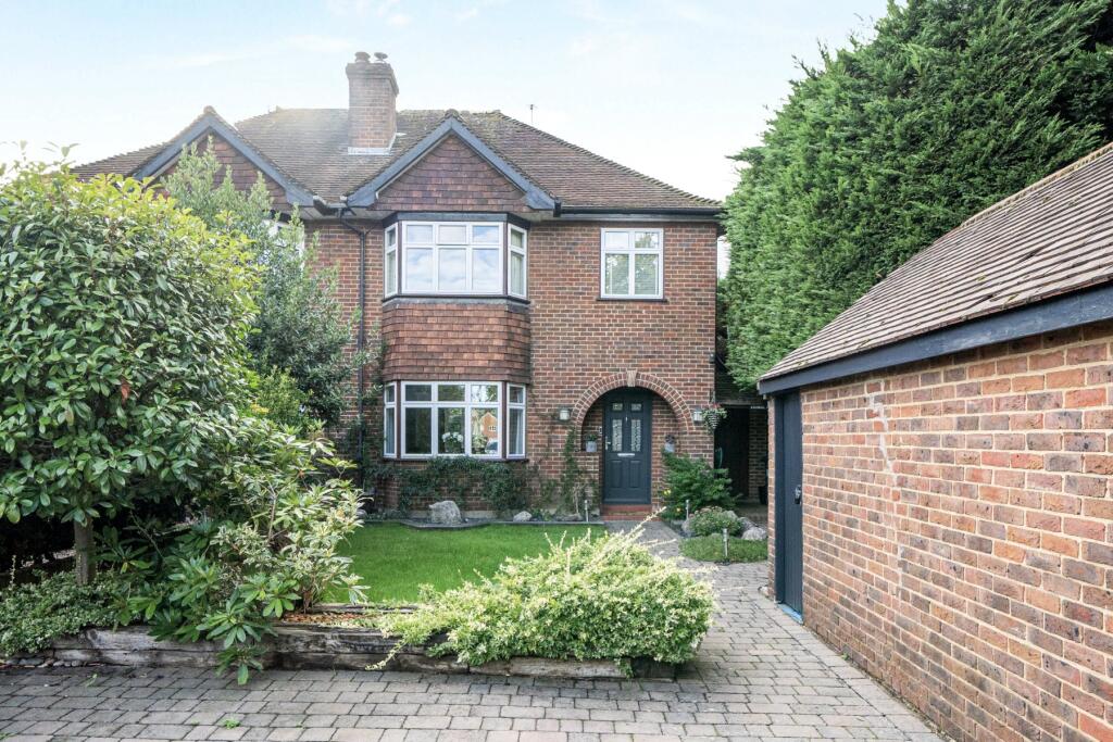 Main image of property: Chertsey Road, Byfleet, Surrey, KT14