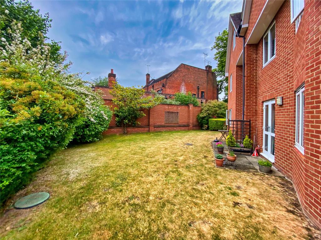 1 bedroom flat for sale in 2A Station Road, West Byfleet, Surrey, KT14