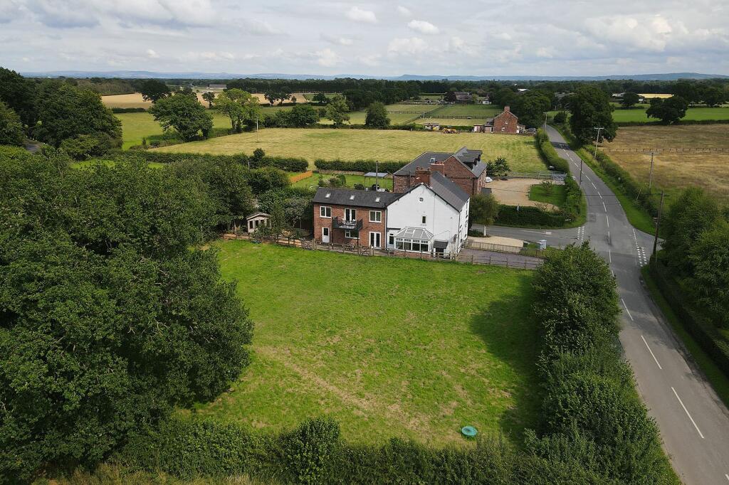 3 bedroom semidetached house for sale in Moss Lane, Cranage, CW10