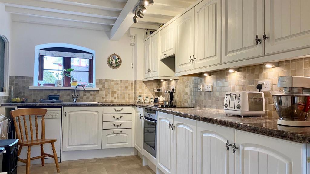 2 bedroom cottage for sale in Nr. Braunton Centre., EX33