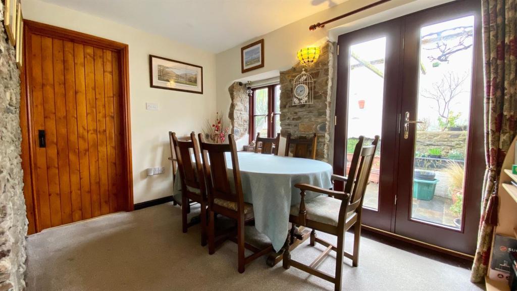 2 bedroom cottage for sale in Nr. Braunton Centre., EX33