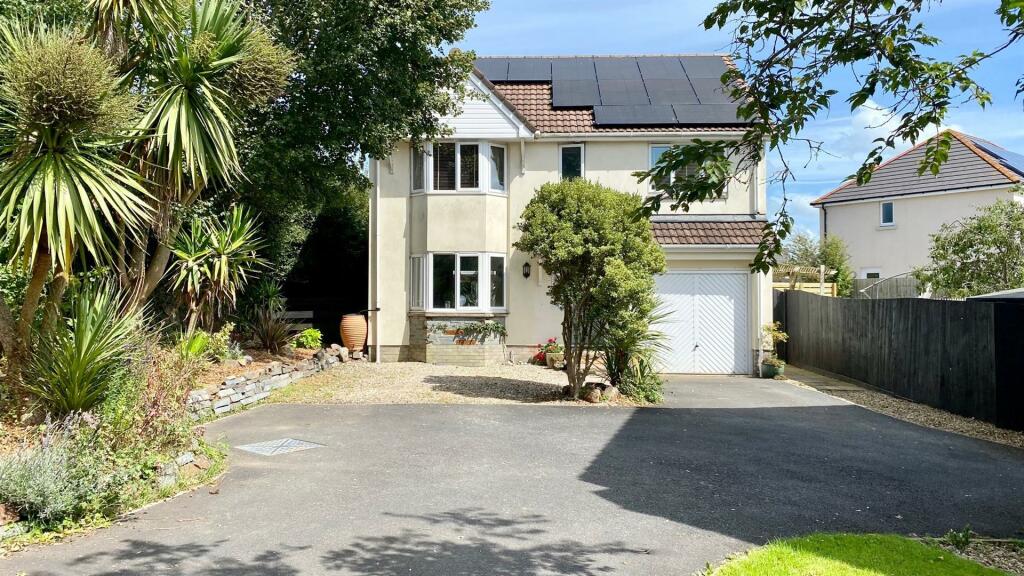 4 bedroom detached house for sale in Velator Close, Braunton, EX33