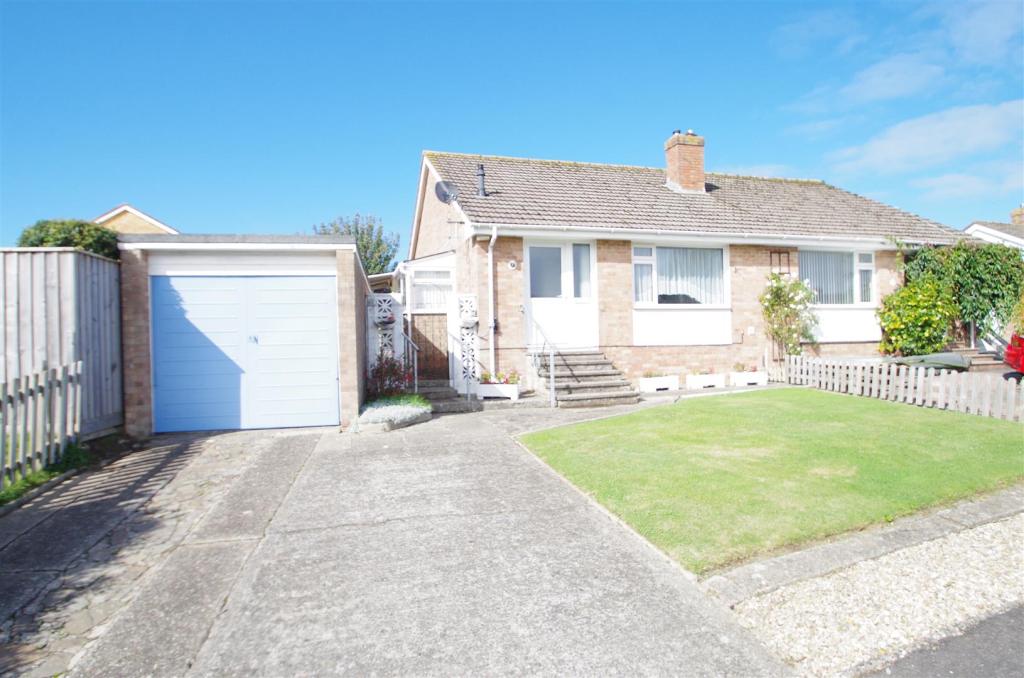 2 bedroom semidetached bungalow for sale in Moor Lea, Braunton, EX33