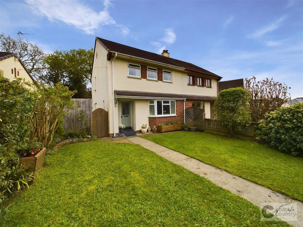 3 bedroom semidetached house for sale in Cockhaven Close