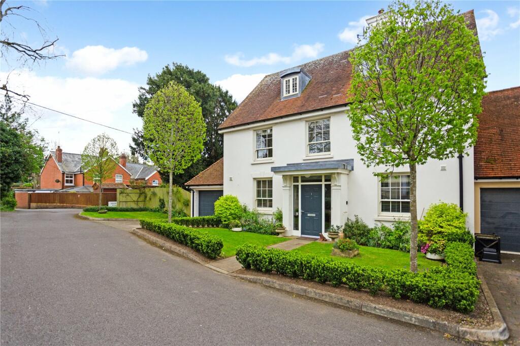 4 bedroom link detached house for sale in The Mulberries, Station Approach, Alresford, Hampshire