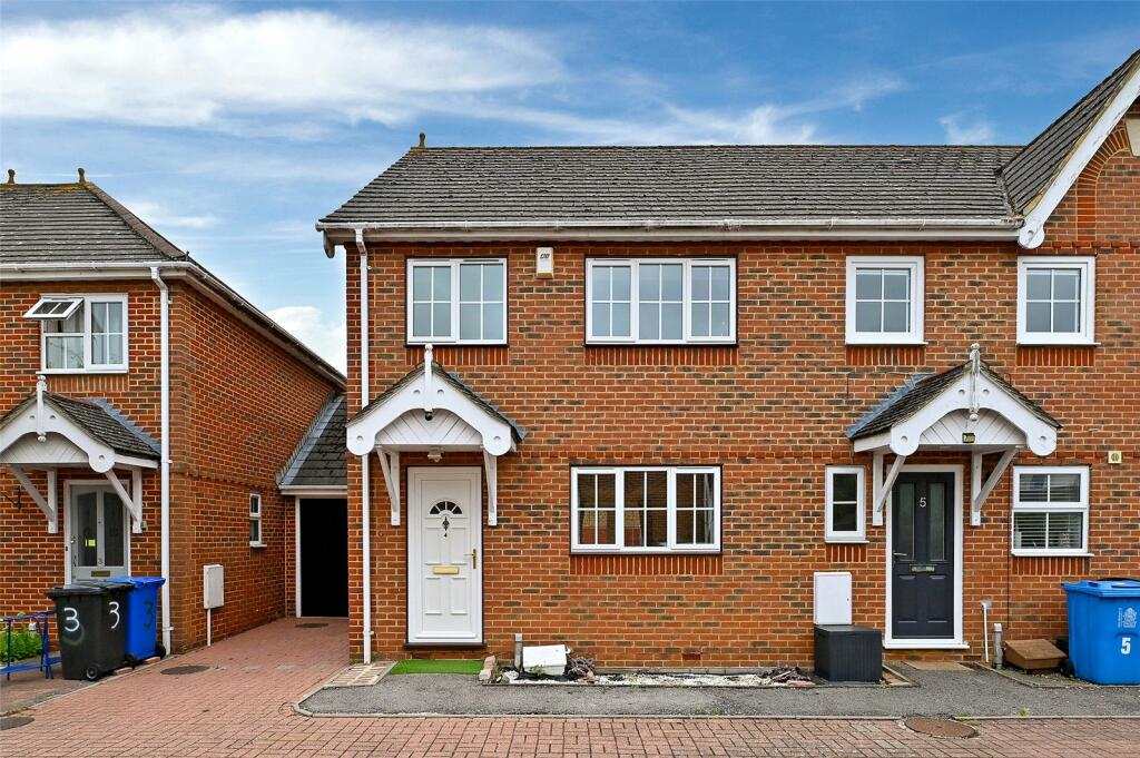 3 bedroom semidetached house for rent in Selwyn Close, Windsor