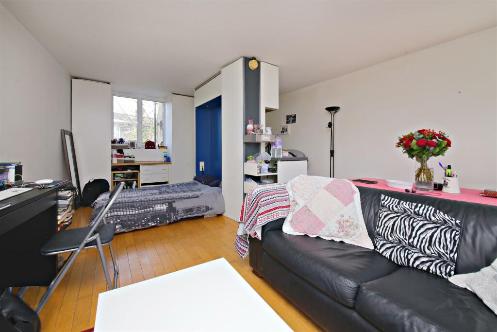 Studio flat for sale in South Hill Park Gardens, Hampstead NW3