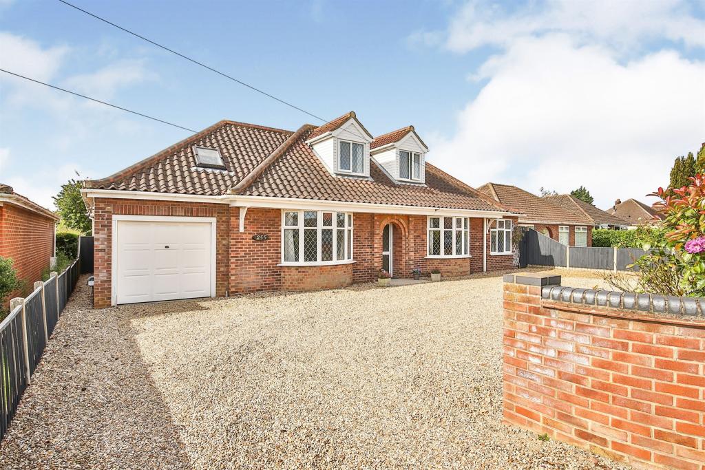 5 bedroom bungalow for sale in Reepham Road, Hellesdon, Norwich, NR6