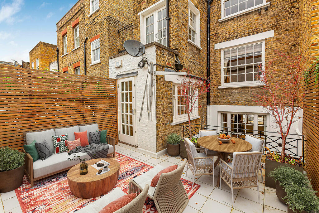3 bedroom town house for rent in Montpelier Place, Knightsbridge, SW7