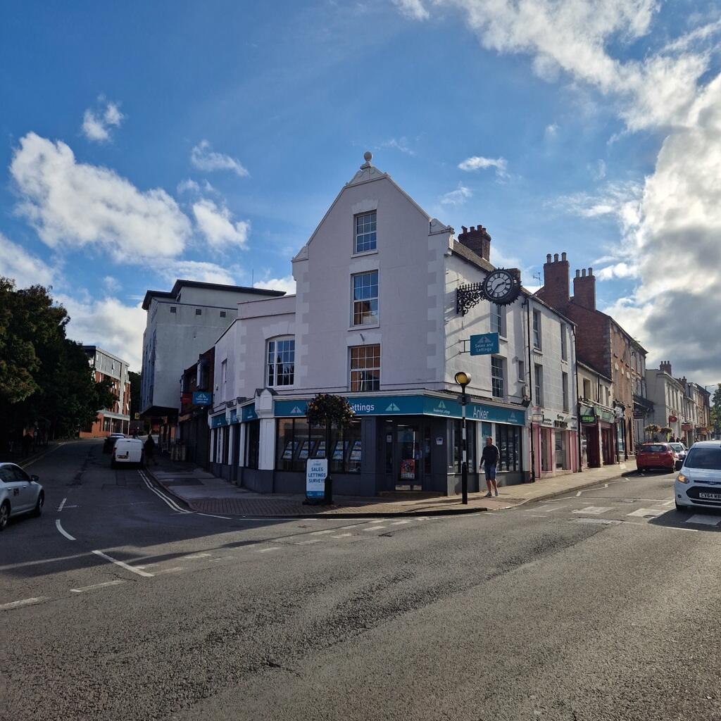 Main image of property: 31-32 High Street, Banbury, Oxfordshire, OX16 5ER