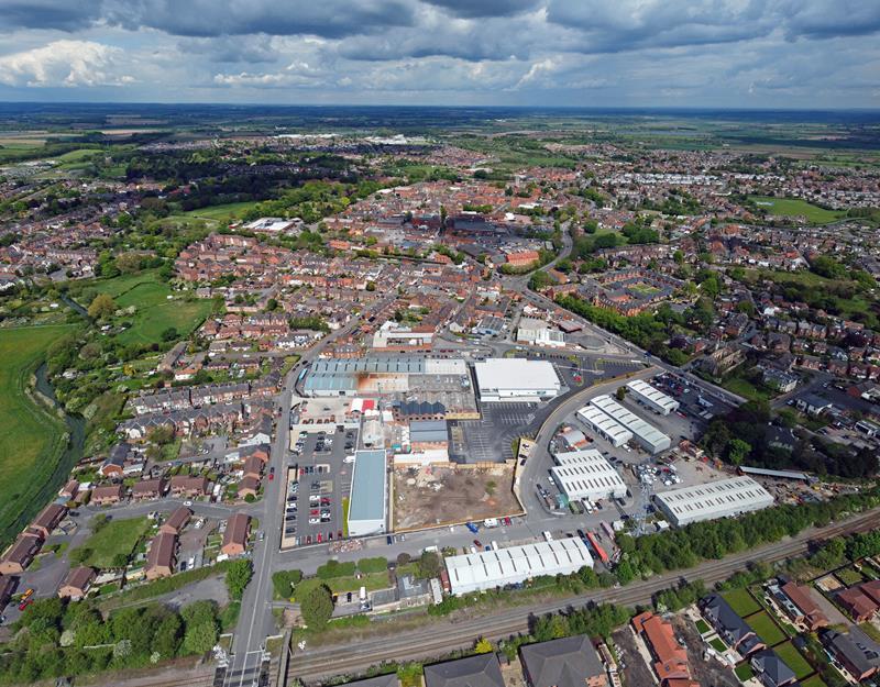 High street retail property to lease in London Road, Retford