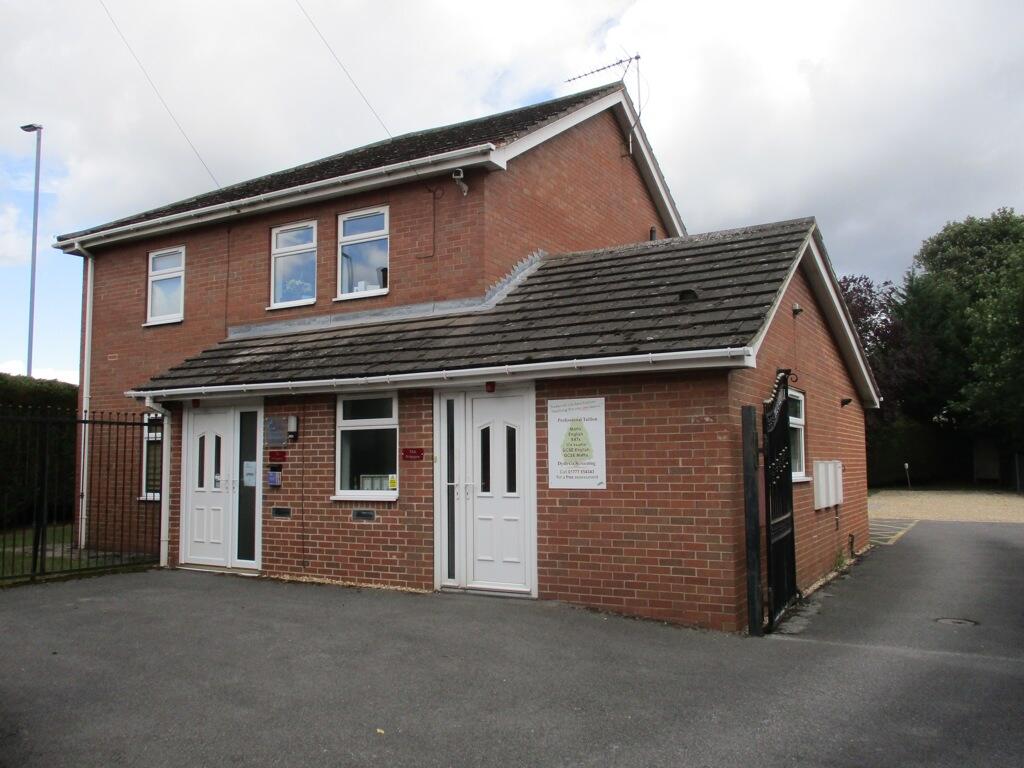Main image of property: 74 Bridgegate, Retford, Nottinghamshire, DN22 7UZ